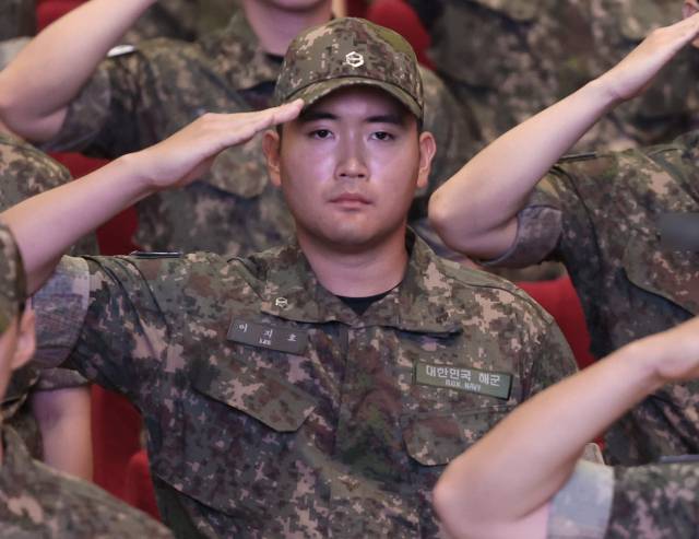 이재용 삼성전자 회장의 장남 이지호 씨가 9월23일 경남 창원시 진해구 해군사관학교 웅포 강당에서 열린 제139기 해군 사관후보생 입교식에서 힘차게 경례하고 있다. 이씨를 포함한 139기는 지난 15일 입영해 보급품 수령, 신체검사 등 1주일간 가입교 기간을 거쳤고, 11주간의 훈련 기간을 포함해 총 39개월 군 생활을 한다. 연합뉴스