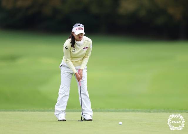 그린을 파악하고 있는 노승희. 사진 제공=KLPGA