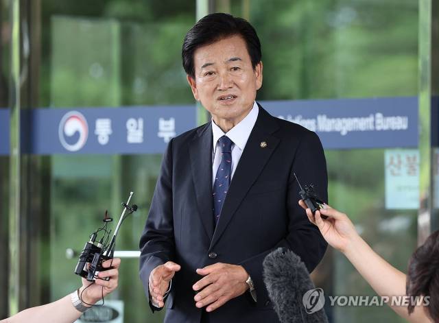 지난 20대 대선 당시 이재명 더불어민주당 후보가 대사면을 실시하면서 정동영 민주평화당 전 의원은 더불어민주당에 복당해 22대 총선을 거쳐 다시 국회의원이 됐다. 지난 6월 24일 통일부 장관 후보자로 지명된 뒤 서울 종로구 남북관계관리단에 마련된 인사청문회 준비사무실로 들어서며 취재진의 질문에 답하고 있다. 연합뉴스