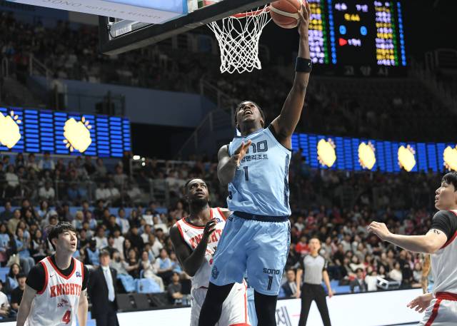 골밑 슈팅을 시도하고 있는 고양 소노의 네이던 나이트(가운데). 사진 제공=KBL