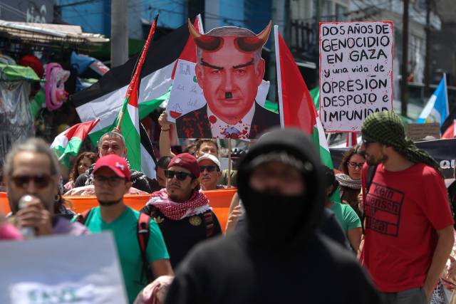 지난 5일(현지 시간) 중남미 과테말라의 수도 과테말라시티에서 시위대들이 베냐민 네타냐후 이스라엘 총리를 규탄하고 팔레스타인을 지지하는 팻말을 들고 거리를 행진하고 있다. EPA연합뉴스