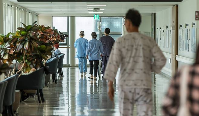 서울의 한 대학병원에서 환자와 의료진이 이동하고 있다. &copy;시사저널 최준필