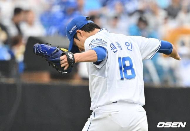 삼성 원태인이 7일 대구 삼성 라이온즈 파크에서 열린 2025 KBO 와일드카드 결정전 2차전에서 4회초를 무실점으로 막고 세리머니를 하고 있다.