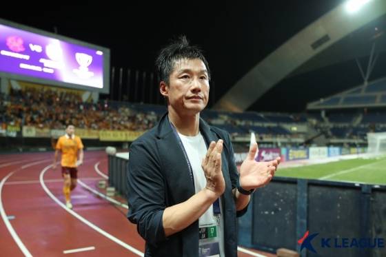 이정효 광주FC 감독이 요코하마 F.마리노스전이 끝난 뒤 박수 치고 있다. /사진=한국프로축구연맹 제공