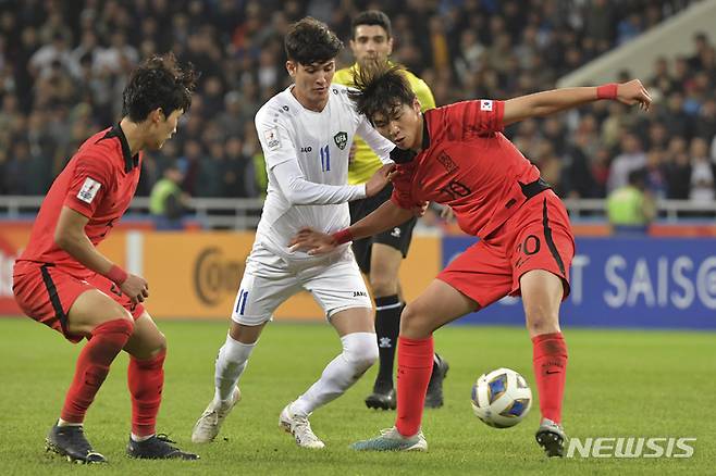 김지수(오른쪽)가 2023 아시아축구연맹(AFC) U-20 아시안컵 준결승 우즈베키스탄과의 경기 중 공을 다투고 있다. /사진=뉴시스
