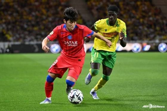 이강인(왼쪽)이 프랑스 낭트의 스타드 드 라 보주아르에서 열린 2025~2026시즌 프랑스 리그1 1라운드 경기 중 드리블 돌파하고 있다. /AFPBBNews=뉴스1