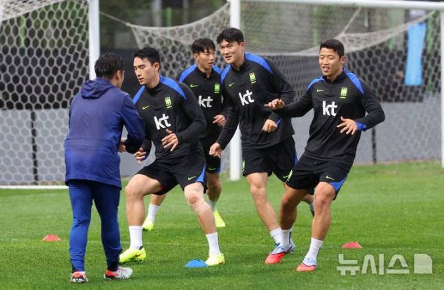 브라질과의 평가전을 앞둔 대한민국 축구대표팀 김민재, 황희찬 등 선수들이 7일 경기 고양시 고양종합운동장 보조경기장에서 훈련을 하고 있다. /사진=뉴시스