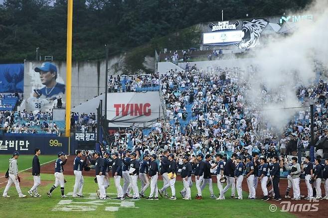 6일 1차전 승리 후 기뻐하는 NC 선수들과 응원단. [NC 다이노스 제공. 재판매 및 DB 금지]