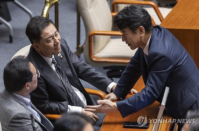 대화하는 민주당 원내지도부 (서울=연합뉴스) 황광모 기자 = 더불어민주당 김병기 원내대표, 원내운영수석인 문진석 의원, 박홍근 의원이 29일 국회 본회의장에서 대화하고 있다. 2025.9.29 hkmpooh@yna.co.kr