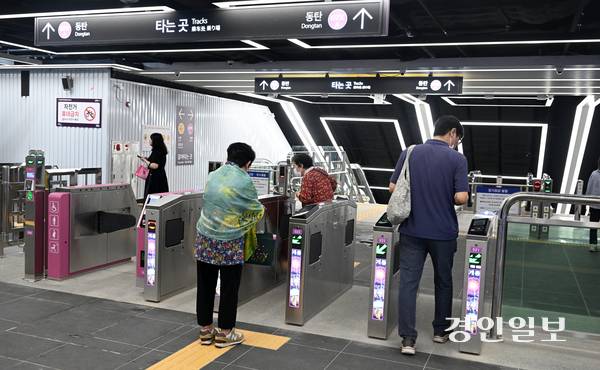 지난해 개통된 GTX-A 구성역에서 시민들이 열차를 이용하고 있다. /경인일보DB