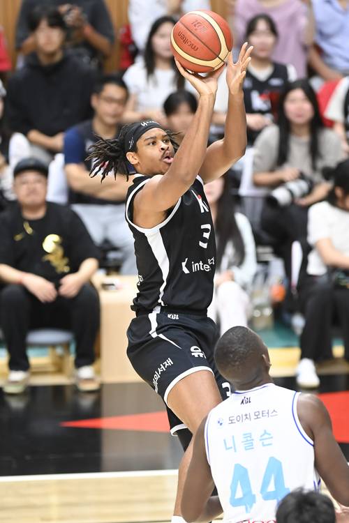 프로농구 수원 kt 아이재아 힉스가 9일 수원KT소닉붐아레나에서 열린 2025-26 LG전자 프로농구 정규시즌 서울 삼성과의 홈 경기에서 야투를 시도하고 있다. 2025.10.9 /KBL 제공