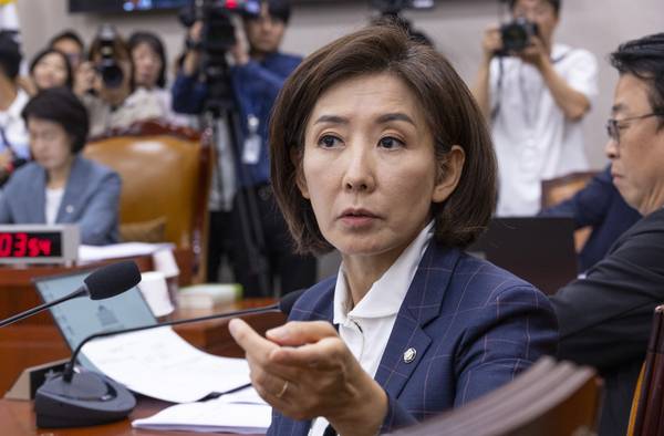 국민의힘 나경원 의원이 24일 서울 여의도 국회에서 열린 법제사법위원회 전체 회의에서 무소속 최혁진 의원의 의사 진행 발언을 듣다 최 의원을 바라보고 있다. 2025.9.24 /연합뉴스
