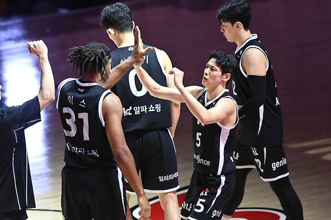 9일 수원 KT 소닉붐 아레나에서 열린 2025~2026 LG전자 프로농구 정규리그 홈 경기에서 삼성을 74-66으로 제압한 KT의 김선형과 아이재아 힉스가 하이파이브를 하고 있다. 사진=KBL