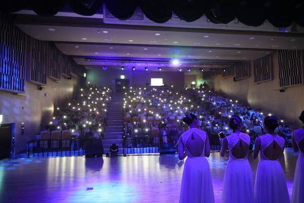 ▲ '직지, 천년의 사랑-파리의 조선' 연주회에서 출연자와 관객들이 희망의 빛으로 하나되는 무대를 선사하고 있다. 소리그룹 아리솔 제공