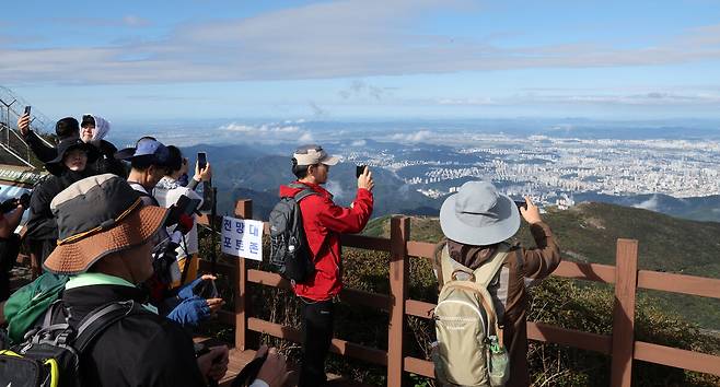 9일 무등산국립공원 지왕봉 전망대에서 탐방객들이 시내 전경을 배경으로 기념촬영을 하고 있다. 김양배 기자
