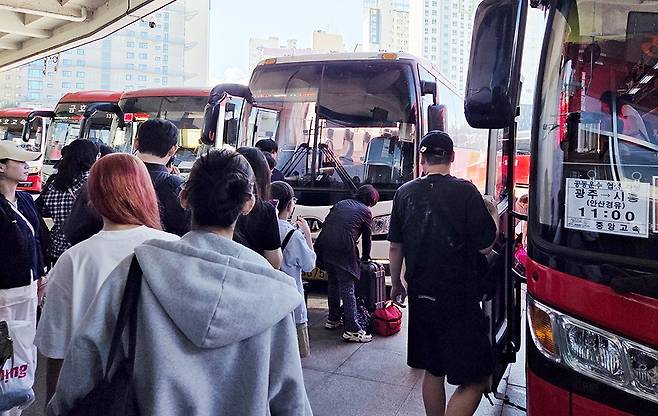 9일 오전 광주종합버스터미널에서 귀경객들이 고향의 정을 가득 안고 서울행 버스에 탑승하고 있다./이연상 수습기자