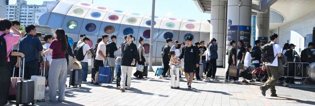 추석 연휴 마지막 날이자 한글날인 9일 고향 방문을 마친 귀경객들이 광주송정역 입구에서 서울행 열차를 타기위해 에스컬레이터 앞에 길게 대기하고 있다.  /나명주기자mjna@kwangju.co.kr