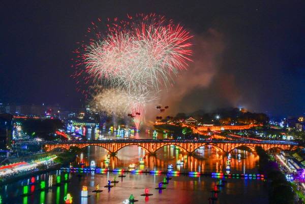 지난 4일부터 19일까지 진주성과 남강 일원에서 열리고 있는 '2025 진주남강유등축제'가 베트남 주요 언론의 주목을 받고 있다. / 진주시