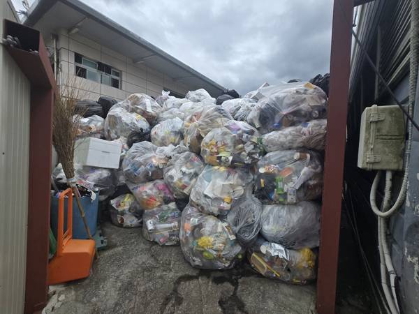9일 진영 휴게소 쓰레기 집하장에 쓰레기봉투들이 가득 쌓여 있다. / 박슬옹 기자