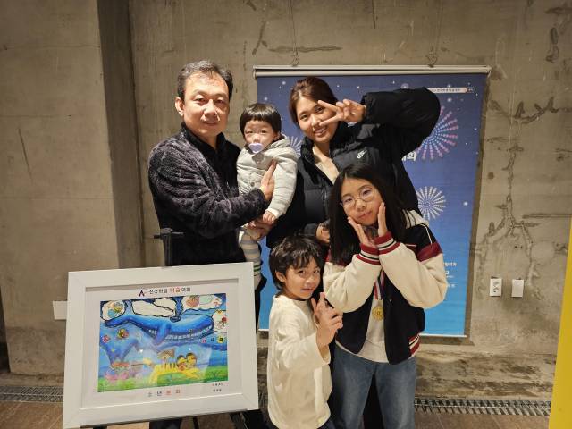 첫째 나겸(앞줄 오른쪽)은 그림에 소질이 있어 지난해