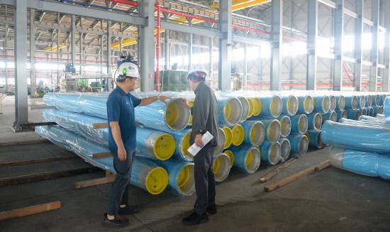 (주)금강 공장에서 세계 최초 복합 롤 스폴파이프에 대해 직원이 설명하고 있다.