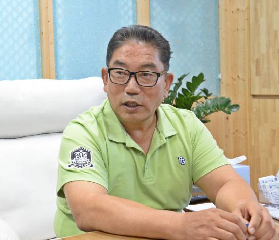 방만혁(주)금강 회장이 세계 최초 복합 롤 스폴파이프에 대해 설명하고 있다.