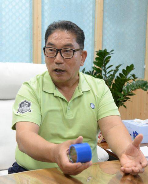 방만혁(주)금강 회장이 세계 최초 복합 롤 스폴파이프에 대해 설명하고 있다.