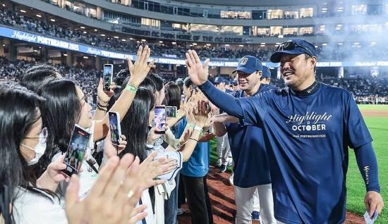 지난 4일 창원NC파크에서 열린 프로야구 2025 신한 SOL 뱅크 KBO리그 SSG 랜더스와 NC 다이노스 경기에서 7-1로 승리해 와일드카드 결정전 진출이 확정된 NC 이호준 감독, 서재응 수석코치 등이 팬들과 인사하고 있다. 사진=NC 다이노스