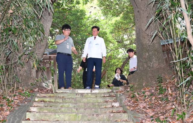정종복 부산 기장군수가 죽도 관광자원화 사업 현장을 점검하고 있다. 기장군청 제공