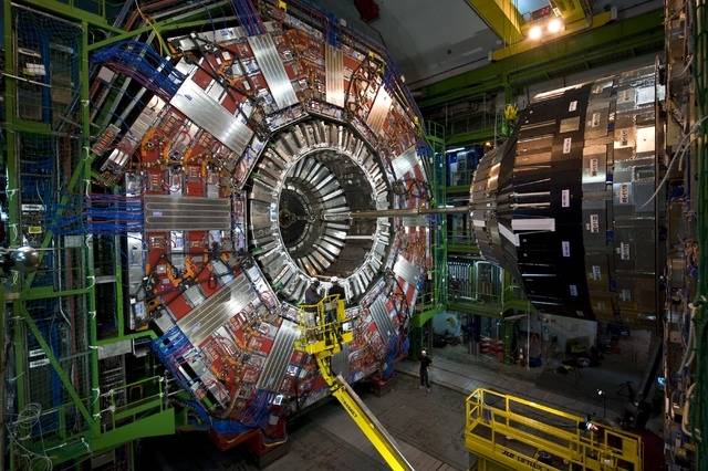 스위스-프랑스 국경에 위치한 CERN 연구소 내부에 있는 CMS 검출기. 문창성 교수 제공