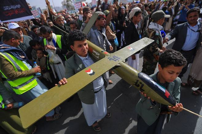 지난 7월 18일 후티 반군 영향권인 예맨 사나에서 시민들이 ‘야파’ 드론 복제품을 들고 있다. (사진=AFP)