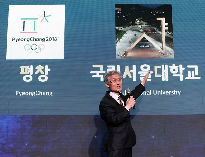 조희대 대법원장이 지난달 22일 오전 서울 중구 신라호텔에서 열린 2025 세종 국제 콘퍼런스에 참석해 축사를 하며 한글 디자인에 대해 설명하고 있다. (사진=뉴시스)