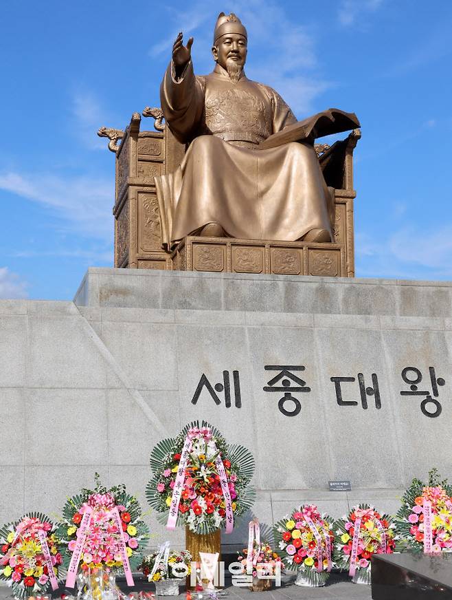 한글날인 지난 2023년 10월 9일 서울 광화문광장 세종대왕상 앞에 화환이 놓여 있다. (사진=이데일리 방인권 기자)
