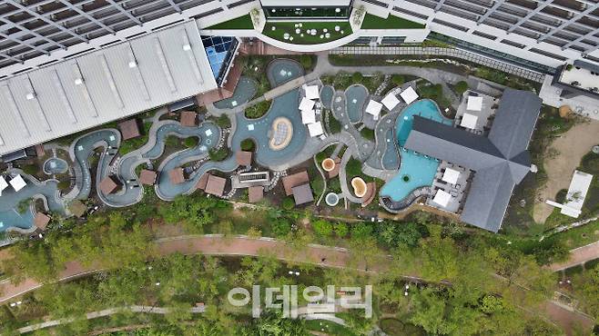 최근 리뉴얼해 재개장한 소노캄경주의 가장 큰 변화 중 하나인 웰니스 풀앤스파를 하늘에서 바라본 모습