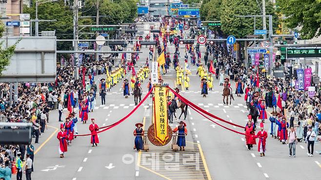 올해 열린 ‘정조대왕능행차 공동재현’ 수원시 구간 행렬 장면.(사진=수원시)