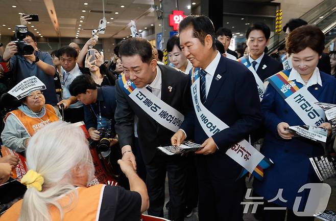 정청래 더불어민주당 대표와 김병기 원내대표를 비롯한 당 지도부가 지난 2일 서울 용산역에서 귀성인사 중 전국장애인차별철폐연대(전장연)의 요구안을 듣고 있다. (공동취재) 2025.10.2/뉴스1 ⓒ News1 유승관 기자