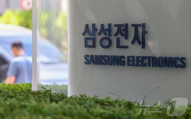 삼성전자가 28일 글로벌 대형기업과 22조 7648억 원의 반도체 위탁생산 공급계약을 체결했다고 공시했다. 사진은 이날 삼성전자 서초사옥. 2025.7.28/뉴스1 ⓒ News1 김도우 기자