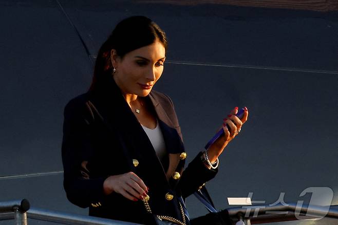 '극우 인플루언서' 로라 루머가 2024년 9월 10일(현지시간) 당시 공화당 대통령 후보이던 도널드 트럼프 미국 대통령과 민주당 대통령 후보이던 카멀라 해리스 부통령 간의 토론에 앞서 펜실베이니아주 필라델피아에 도착한 모습. 2024.09.10. ⓒ 로이터=뉴스1 ⓒ News1 윤다정 기자