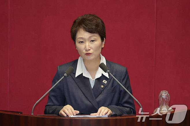 이언주 더불어민주당 의원이 지난 9월 17일 오후 서울 여의도 국회에서 열린 제429회 국회(정기회) 제7차 본회의에서 경제에 관한 질문을 하고 있다. 2025.9.17/뉴스1 ⓒ News1 신웅수 기자