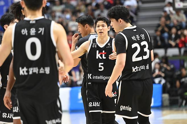프로농구 수원 KT가 서울 삼성을 꺾고 2연승을 달렸다.(KBL 제공)