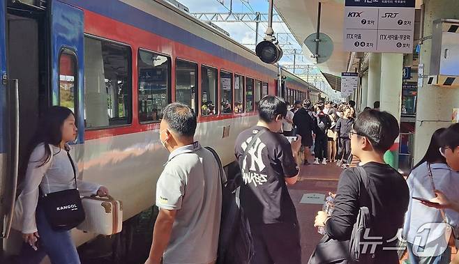귀경객으로 북적이는 전주역 승강장. 2025.10.9/뉴스1 신준수 기자