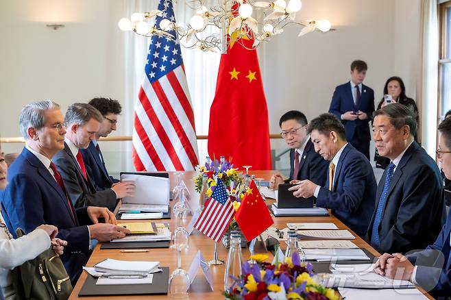 스콧 베센트 미국 재무부 장관, 제이미슨 그리어 미국 무역대표부 대표, 허리펑 중국 부총리, 리청강 중국 국제무역대표부 대표 겸 상무부 부부장이 지난 5월 스위스 제네바에서 미중 양자 고위급 무역 협상을 개최한 모습(자료사진). 2025.05.10 ⓒ 로이터=뉴스1 ⓒ News1 정은지 특파원