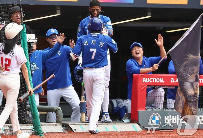 9일 오후 인천 SSG 랜더스필드에서 열린 프로야구 2025 신한 SOL뱅크 KBO 준플레이오프 1차전 삼성 라이온즈와 SSG 랜더스의 경기, 삼성 이재현이 1회초 선두타자로 나서 솔로홈런을 친 후 더그아웃에서 동료들과 기쁨을 나누고 있다. 2025.10.9/뉴스1 ⓒ News1 김도우 기자
