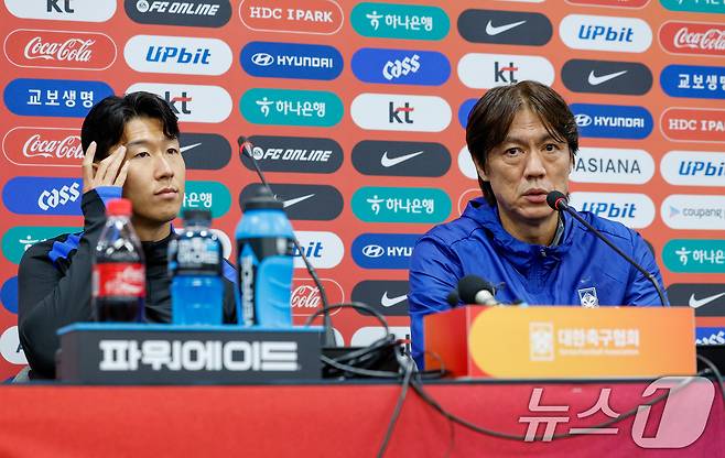 대한민국 남자 축구 국가대표팀 홍명보 감독과 손흥민 선수가 9일 오후 서울 마포구 월드컵경기장에서 브라질과의 A매치 평가전을 하루 앞두고 공식 기자회견을 하고 있다. 2025.10.9/뉴스1 ⓒ News1 안은나 기자