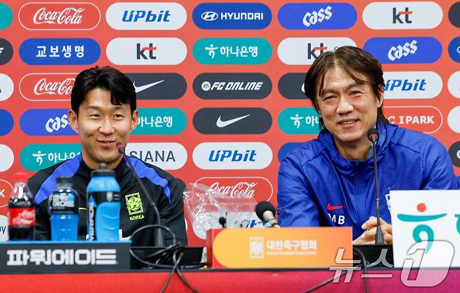 대한민국 남자 축구 국가대표팀 홍명보 감독과 손흥민 선수가 9일 오후 서울 마포구 월드컵경기장에서 브라질과의 A매치 평가전을 하루 앞두고 공식 기자회견을 하고 있다. 2025.10.9/뉴스1 ⓒ News1 안은나 기자