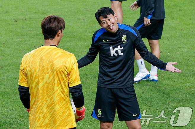 대한민국 남자 축구 국가대표팀 손흥민, 송범근이 브라질과의 A매치 평가전을 하루 앞둔 9일 오후 서울 마포구 월드컵경기장에서 훈련을 하고 있다. 2025.10.9/뉴스1 ⓒ News1 안은나 기자