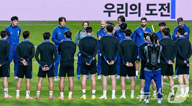 대한민국 남자 축구 국가대표팀 홍명보 감독이 브라질과의 A매치 평가전을 하루 앞둔 9일 오후 서울 마포구 월드컵경기장에서 훈련 지시를 하고 있다. 2025.10.9/뉴스1 ⓒ News1 안은나 기자