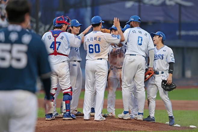 삼성 선수들이 7일 대구삼성라이온즈파크에서 열린 2025 KBO 포스트시즌 와일드카드 결정전 2차전에서 3-0으로 승리한 뒤 하이파이브를 나누고 있다. 사진 | 삼성 라이온즈