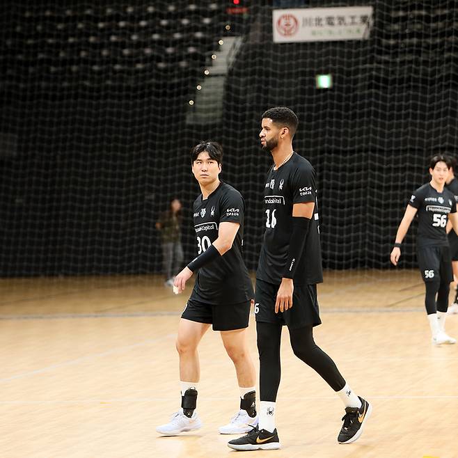 신호진(왼쪽)과 레오. 사진 | 현대캐피탈