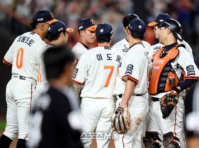 한화 선수들이 대전 한화생명볼파크에서 열린 2025 KBO리그 LG와 경기 후 하이파이브를 하며 승리를 자축하고 있다. 대전 | 최승섭기자 thunder@sportsseoul.com